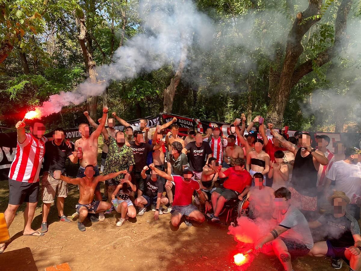 Jovent Gironí celebrant una sortida a la muntanya