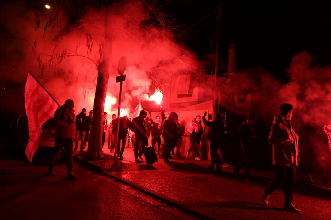 Jovent Gironí a Mallorca, la fotografía està feta davant la Catedral de Santa María de Palma, en Palma de Mallorca posant amb la bandera del Jovent.