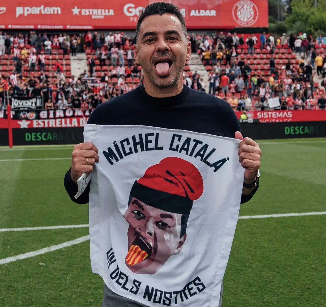 Entrenador del Girona amb regal de bandera de Míchel Català